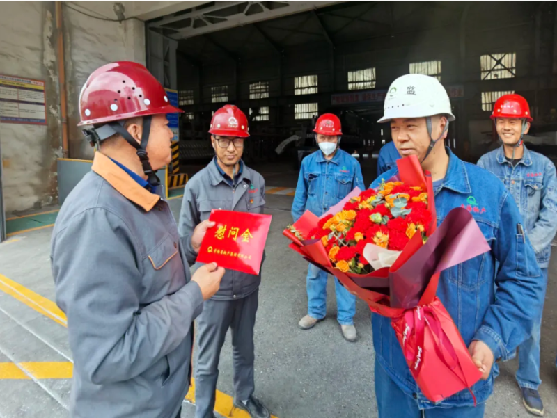 集團(tuán)領(lǐng)導(dǎo)&ldquo;五一&rdquo;節(jié)前看望慰問(wèn)新晉行業(yè)勞模