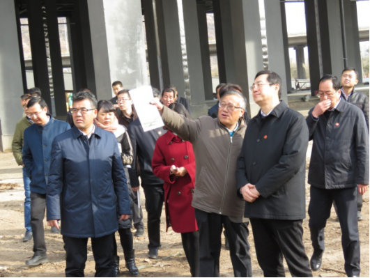 省委常委、西寧市委書記王曉在青海省物產集團總公司黨委書記、總經理王玉輝陪同下，深入青海物產朝陽物流園區(qū)。